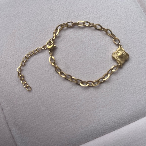 Adjustable clover bracelet - Picture 3 of 4